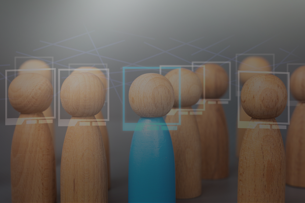 Colleghi di diverse età al lavoro in ufficio