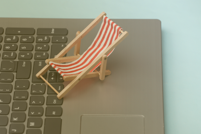 Cameriere in servizio in ristorante estivo