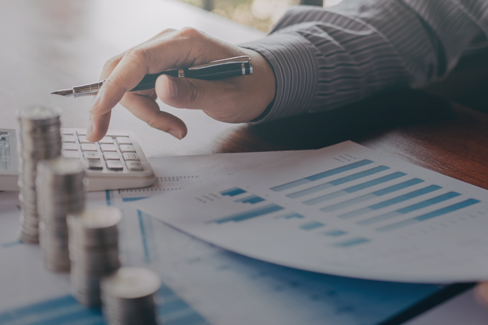 Imprenditore che consulta documenti per richiedere incentivi INAIL destinati alla sicurezza aziendale